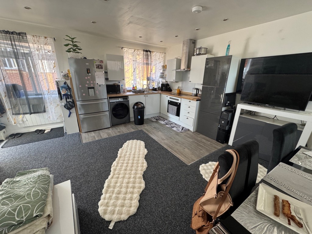Lot: 113 - SIX FLATS FOR INVESTMENT - Elizabeth House Flat 2 Living room/kitchen